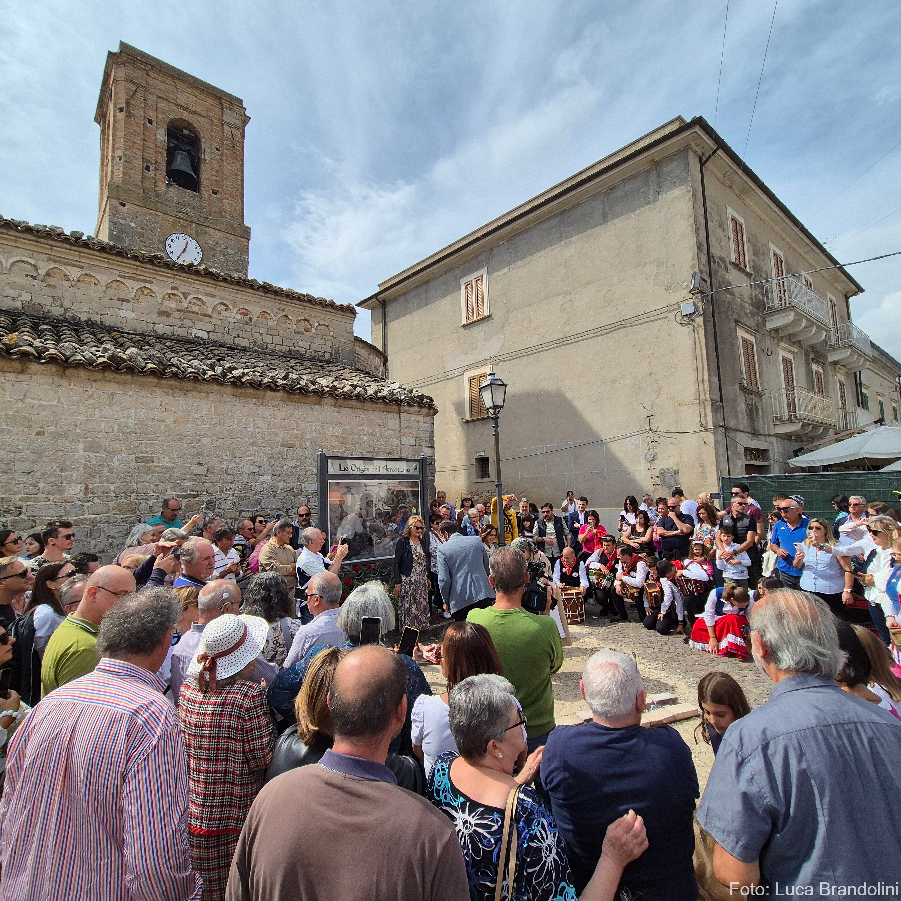 La piazza si riempie