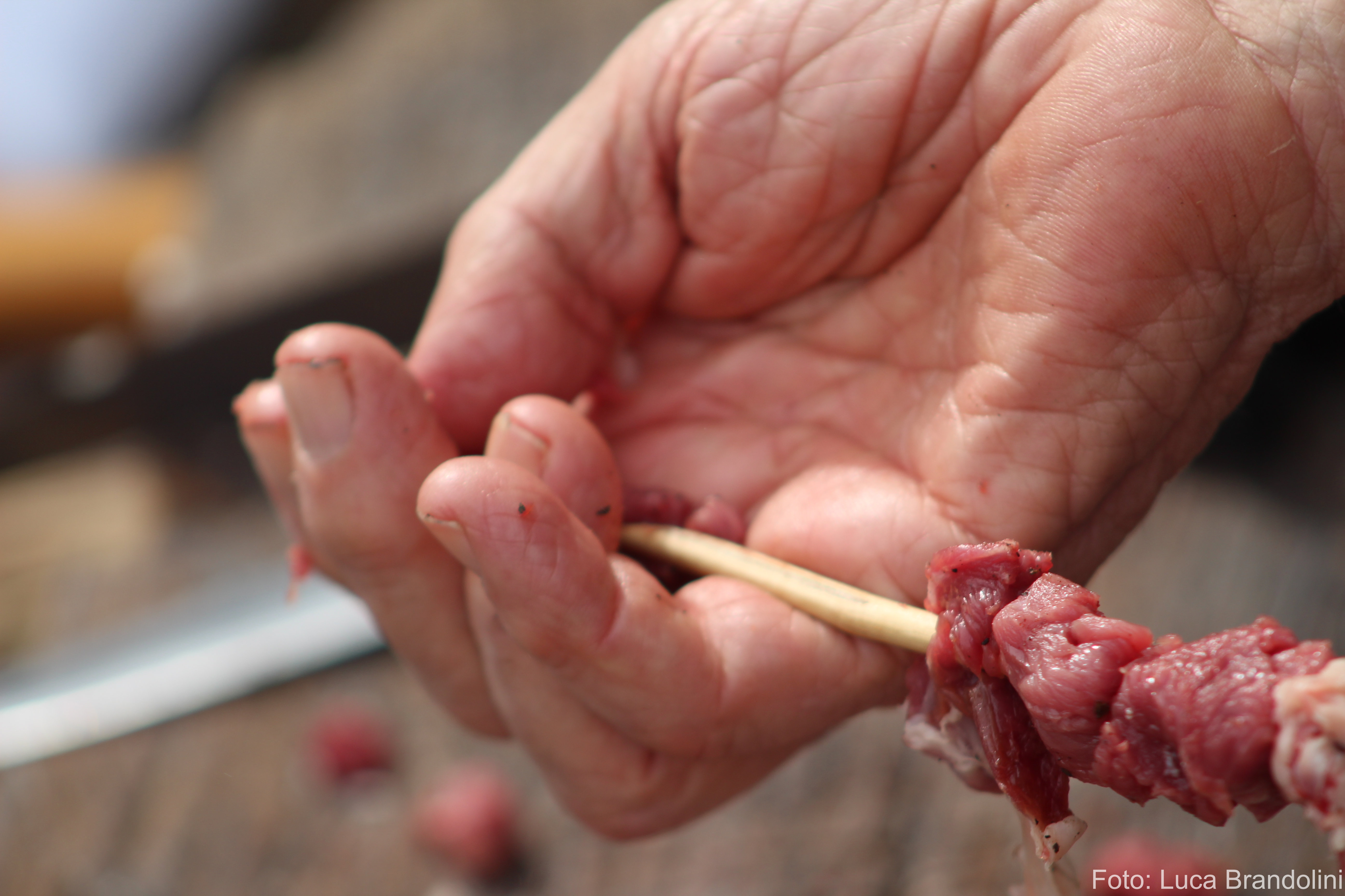 Preparazione degli arrosticini a mano